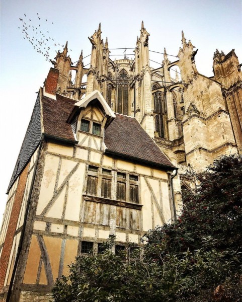 A_Beauvais__visitbeauvais_cette_maison_paysanne_du_15_me_tutoie_la_Cath_drale_Saint-Pierre__httpwww.maisonspaysannesoise.fr_